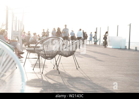 2 leere Sitze auf einer Party auf dem Dach der Grande Arche, La Défense, Paris, Frankreich. Stockfoto