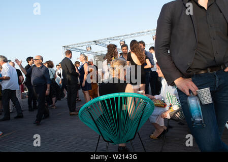 Menschen auf einer Party auf dem Dach der Grande Arche, La Défense, Paris, Frankreich. Stockfoto