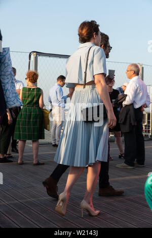 Menschen auf einer Party auf dem Dach der Grande Arche, La Défense, Paris, Frankreich. Stockfoto