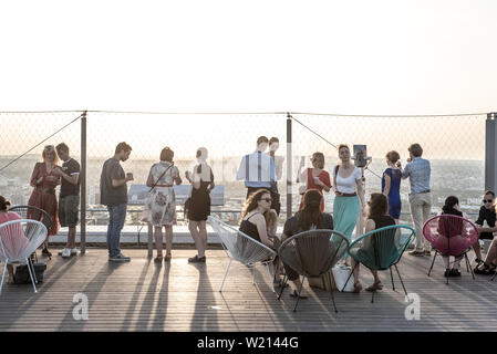 Menschen auf einer Party auf dem Dach der Grande Arche, La Défense, Paris, Frankreich. Stockfoto