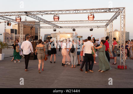 Menschen auf einer Party auf dem Dach der Grande Arche, La Défense, Paris, Frankreich. Stockfoto