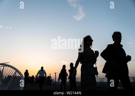 Menschen auf einer Party auf dem Dach der Grande Arche, La Défense, Paris, Frankreich. Stockfoto