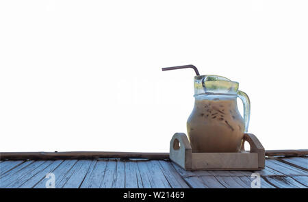 Eiskaffee in einem Glas auf Bambusparkett, weißen Hintergrund. Stockfoto