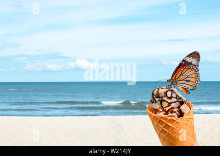 Orange Schmetterling auf leckeres Eis Hintergrund Meer und der helle Himmel im Sommer. Stockfoto