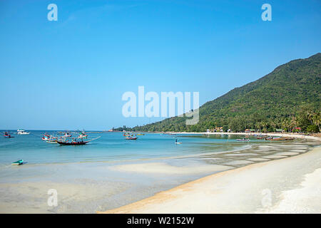 Fischerboote am Strand von Koh Phangan, Surat Thani in Thailand geparkt. Stockfoto