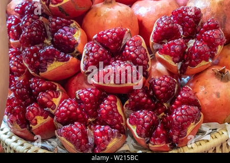 Reifer Granatapfel Obst auf Bambus Korb mit leuchtend roten köstlich. Stockfoto