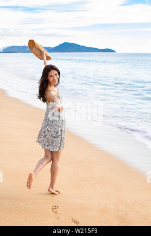 Glückliche junge Frau am Strand Stockfoto