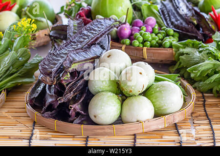 Aubergine und Purple Winged Bean, Gemüse in Bambuskörben. Stockfoto