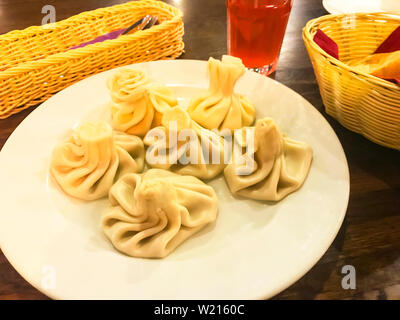 Khinkali mit Fleisch auf weiße Platte. Stockfoto