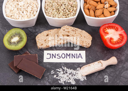 Beste nahrhafte natürliche Nahrung für gesunden Schlaf. Konzept der Zutaten mit Melatonin und Tryptophan Stockfoto
