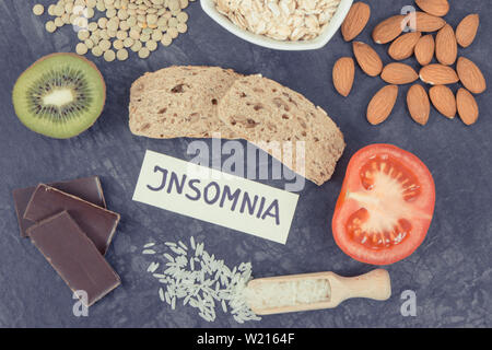 Beste nahrhafte natürliche Nahrung für gesunden Schlaf. Konzept der Zutaten mit Melatonin und Tryptophan Stockfoto