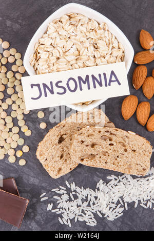 Beste nahrhafte natürliche Nahrung für gesunden Schlaf. Konzept der Zutaten mit Melatonin und Tryptophan Stockfoto