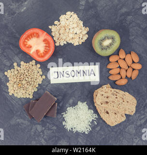 Beste nahrhafte natürliche Nahrung für gesunden Schlaf. Konzept der Zutaten mit Melatonin und Tryptophan Stockfoto