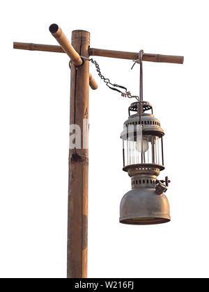 Isolierte Alte Laterne hängenden Bambusstangen auf weißem Hintergrund mit Freistellungspfaden. Stockfoto