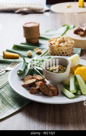 Nord-thai-Essen. Nam Prik Num (Northern Thai Green Chili Dip), Bauchspeck Schweinefleisch mit knusprigen Knistern, Sai aua (würzig) und vagetable sausge Stockfoto