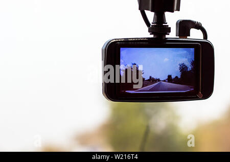 Bild Straße und Baum auf Kamera im Auto. Stockfoto
