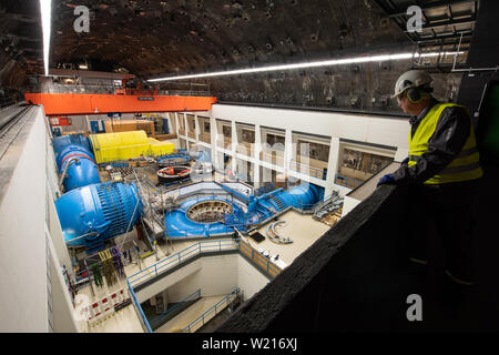 Hemfurth, Deutschland. 04. Juli, 2019. Wasserturbinen in der Pumpe Lagerung anlage Waldeck II in einer künstlich geschaffenen Höhle. Credit: Swen Pförtner/dpa/Alamy leben Nachrichten Stockfoto