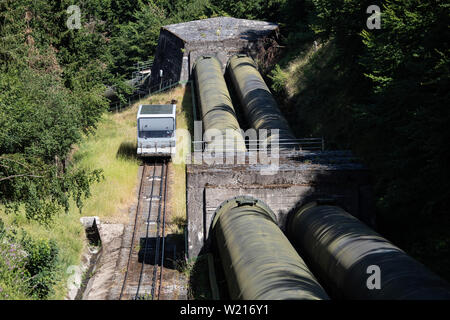 Hemfurth, Deutschland. 04. Juli, 2019. Eine Seilbahn führt auf zwei Pipelines für die waldeck ich Pumpspeicherwerk. Credit: Swen Pförtner/dpa/Alamy leben Nachrichten Stockfoto