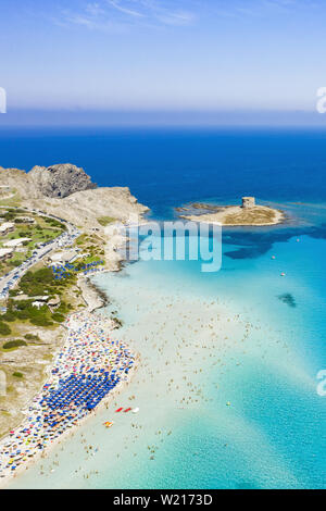 Beeindruckende Luftaufnahme der Spiaggia della Pelosa (Pelosa Strand) voll von bunten Sonnenschirmen und Menschen sonnenbaden. Stockfoto