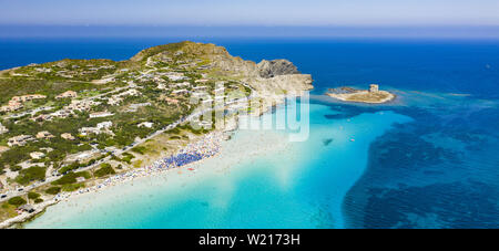 Beeindruckende Luftaufnahme der Spiaggia della Pelosa (Pelosa Strand) voll von bunten Sonnenschirmen und Menschen sonnenbaden. Stockfoto