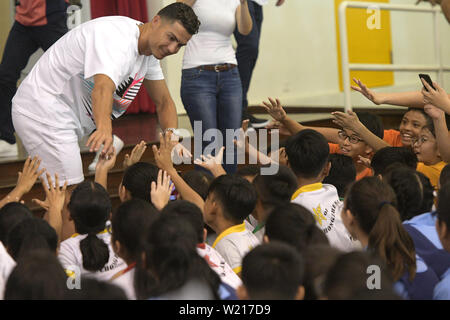 Peking, Yumin primäre Singapurs Schule. 4. Juli 2019. Portugiesische Fußballspieler Cristiano Ronaldo (L, oben) interagiert mit einige Grundschüler während einer Aktivität der Singapur olympische Foundation-Peter Lim Gelehrsamkeit, in Singapurs Yumin Grundschule statt, am 4. Juli 2019. Credit: Dann Chih Wey/Xinhua/Alamy leben Nachrichten Stockfoto