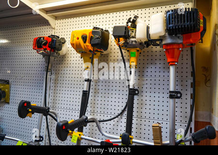 Tscheljabinsk, Russland - Juni 2019. Hardware speichern. Verkauf elektrischer Trimmer für mähen Rasen von verschiedenen Herstellern in speichern. Stockfoto