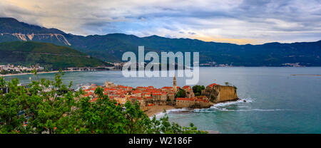 Panoramablick auf die Altstadt von Budva mit der Zitadelle und die Adria in Montenegro auf dem Balkan Stockfoto