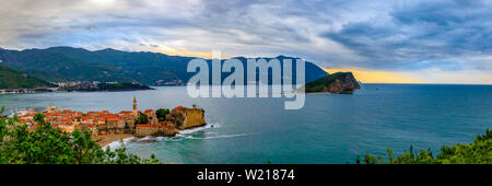 Panoramablick auf die Altstadt von Budva mit der Zitadelle und die Adria in Montenegro auf dem Balkan bei Sonnenuntergang Stockfoto