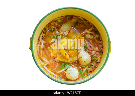 Würzige Nudelsuppe mit Schweinefleisch, die Pinto auf einem weißen Hintergrund. Stockfoto