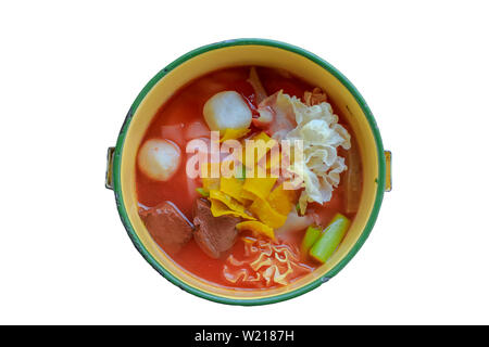 Nudelsuppe Yentafo, Pinto auf einem weißen Hintergrund. Stockfoto