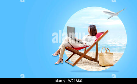 Asian Business Frau arbeiten mit Laptop im Liegestuhl am Strand mit dem Flugzeug am Himmel. Reisen Konzept Stockfoto