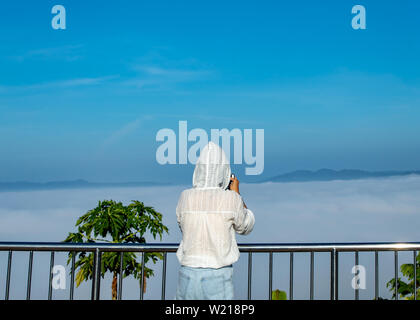 Frauen sind gerade die Nebel auf dem Berg. Stockfoto