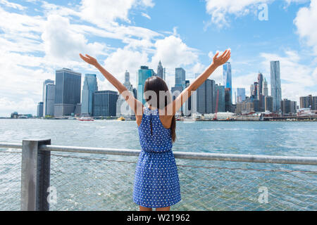 Gerne freie Frau Jubel in NYC New York City städtischen Skyline mit den Armen in den Himmel gehoben. Erfolg im Beruf, die Zielerreichung oder unbeschwerte Freiheit erfolgreichen städtischen person Konzept. Stockfoto