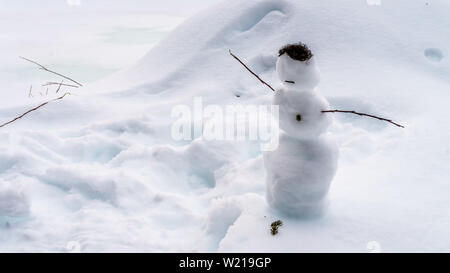 Bauen einen Schneemann ist eine kreative Aktivität im Winter nach einem Tag Skifahren auf der berühmten Sun Peaks Skigebiet in Western Canada Stockfoto