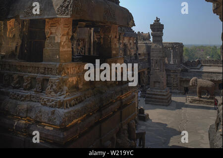 UNESCO Weltkulturerbe Worlad Kailash oder Kailasanatha Tempel einer der größten Felsen gehauenen alten hinduistischen Tempeln in Ellora, Maharashtra, Indien Stockfoto