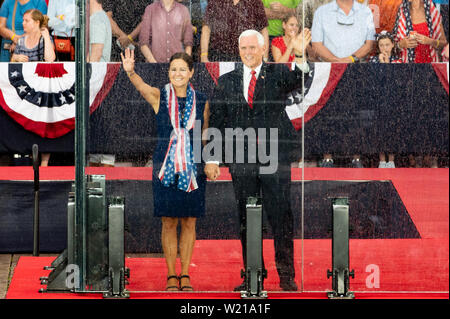 Washington, United States. 04. Juli, 2019. Vice President Mike Pence und zweite Frau Karen Pence an der National Mall in Washington, DC, während der Tag der Unabhängigkeit am 4. Juli. Credit: SOPA Images Limited/Alamy leben Nachrichten Stockfoto