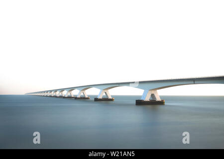 Kunst lange Belichtung Bild der Sealand Brücke in die Niederlande, Holland Stockfoto
