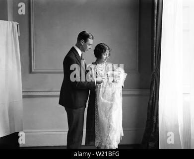 Foto vom 01/05/26 der Königin Mutter (dann die Herzogin von York) mit ihrem Mann, König George VI (dann der Herzog von York) und ihre Tochter Königin Elizabeth II. an ihrer Taufe im Mai 1926. Der Herzog und die Herzogin von Sussex Baby's Sohn Archie wird erwartet, in den königlichen Taufkleid getauft zu werden. Stockfoto