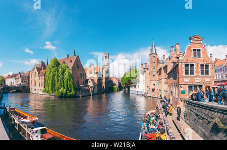 Panoramablick auf die Stadt mit Glockenturm und berühmten Canal in Brügge, Belgien. Stockfoto