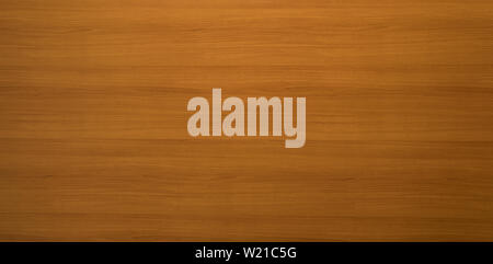 Natürliche braune hölzerne Verkleidung mit einem dekorativen roten Korn in einem full frame Hintergrund panorama Stockfoto