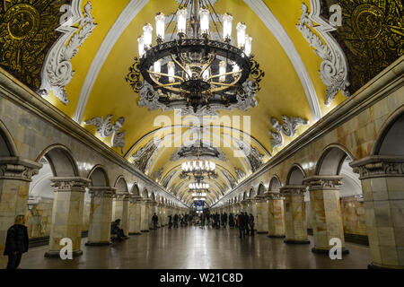 Wunderschöne Bögen und Kronleuchter in der komsomolskaja Metro Station, Moskau Stockfoto