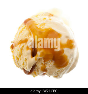 Eine einzige Kugel Vanille mit karamellsauce von oben auf weißem Hintergrund Stockfoto