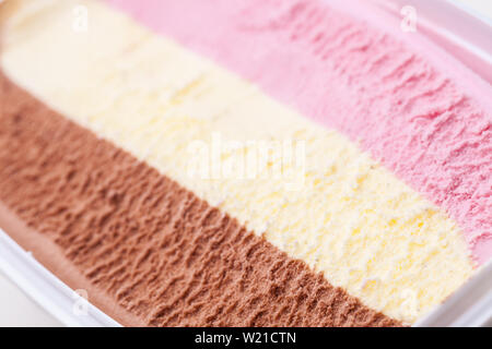 Öffnen Eis Box mit drei Arten von Eis Stockfoto