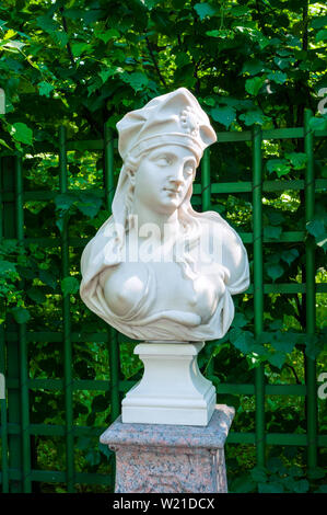 Sommergarten, Sankt Petersburg, Russland. Skulptur von Sibyl Samos im Sommer Garten Stockfoto