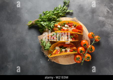 Tacos mit gegrilltem Huhn und Gemüse - Mexikanisches Essen Stil Stockfoto