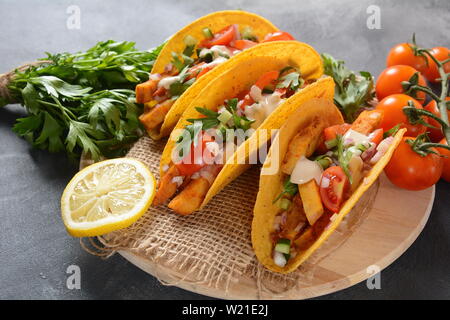 Tacos mit gegrilltem Huhn und Gemüse - Mexikanisches Essen Stil Stockfoto