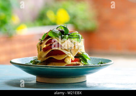 Lasagne Salat mit Tomaten und Mozzarella Stockfoto