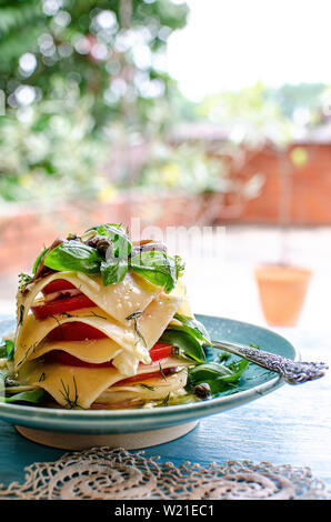 Lasagne Salat mit Tomaten und Mozzarella Stockfoto