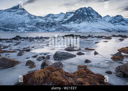 Nordische Landschaft einer Fjord mit Steine, Berge, Eis, Tromsø, Norwegen Kvaløya Stockfoto