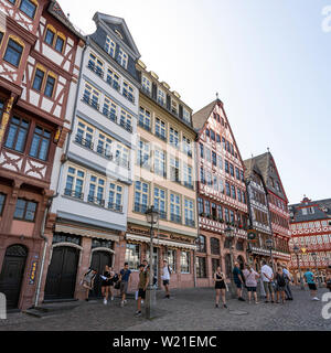 Frankfurt am Main, Deutschland. Juli 2019. Die typischen Häuser mit Blick auf den Römerberg in der Innenstadt Stockfoto